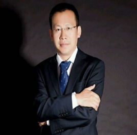 穿西裝的人描述已自動生成